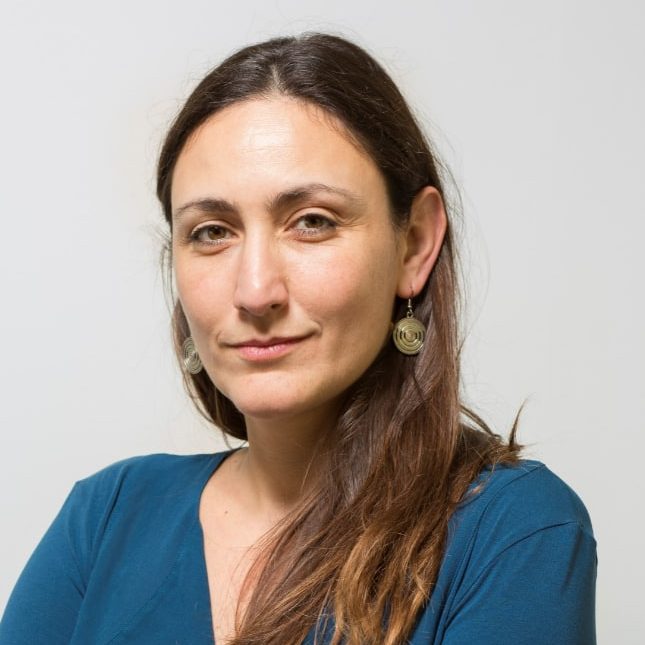 cofundadora de In CoDe y promotora de partecipación feminista Retrato de una de las cofundadoras de In CoDe, activista feminista y tecnopolítica comprometida con la justicia social y la participación di